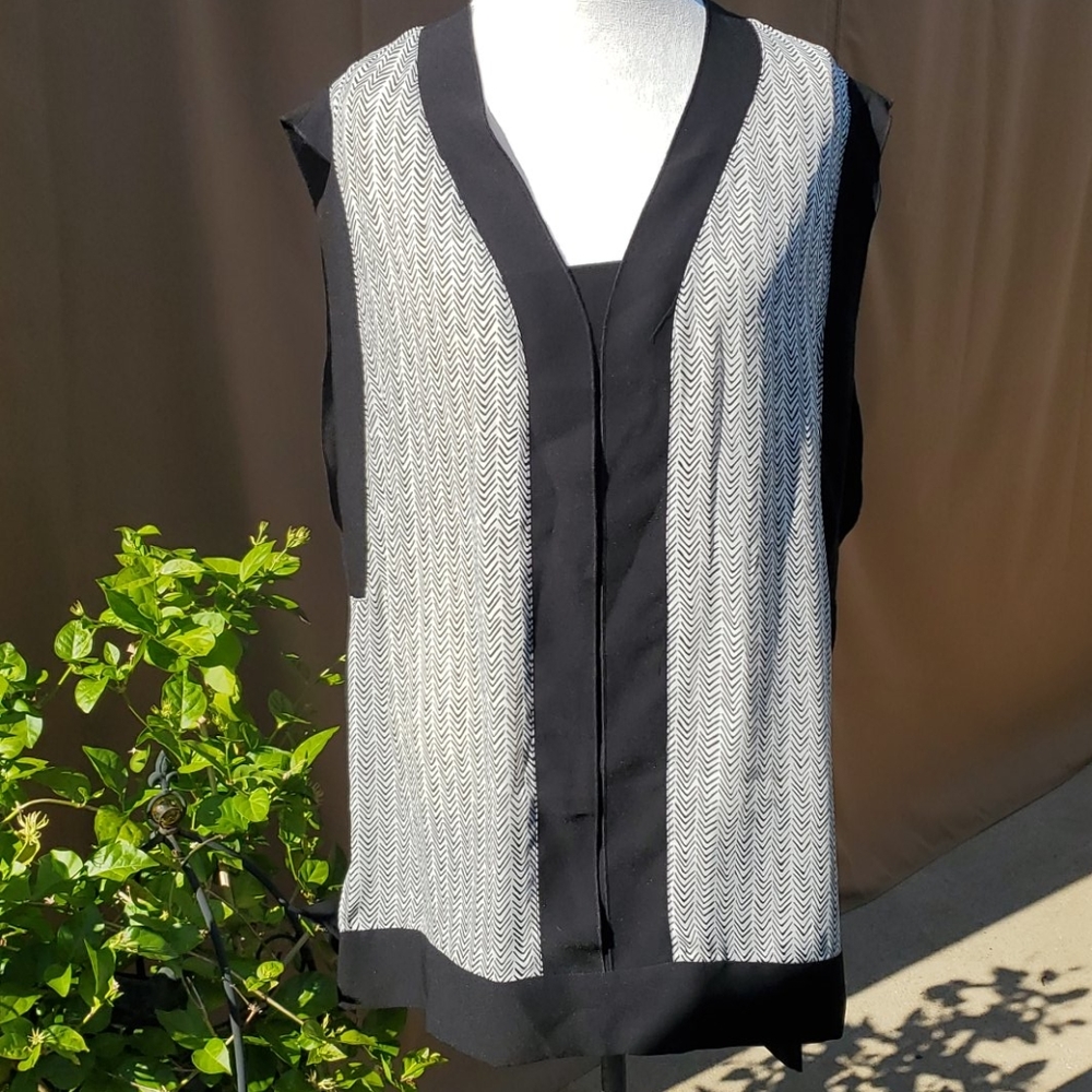 BANANA REPUBLIC SLEEVELESS TOP SIZE LARGE